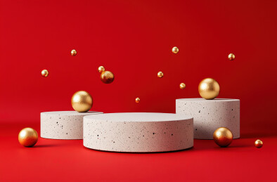 红色背景上圣诞饰品的特写镜头