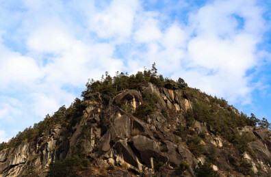 怪石嶙峋的陡峭山峰