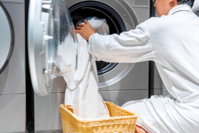 出差的男士在酒店洗衣房洗衣服