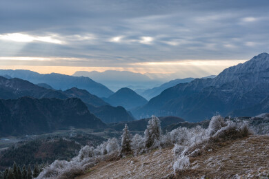 山峦之上的丁达尔光