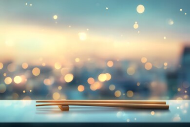 餐桌上静态摆放的精致筷子