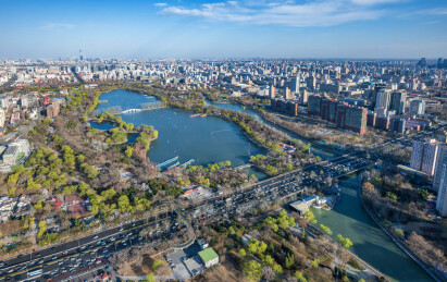 中央电视塔俯瞰北京城市玉渊潭公园春天