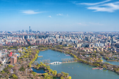 俯瞰北京玉渊潭公园与国贸中国尊