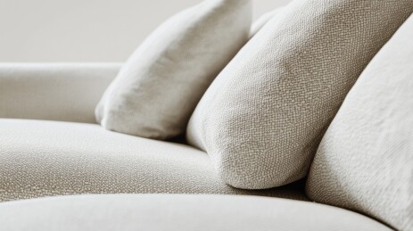 米色沙发与靠枕