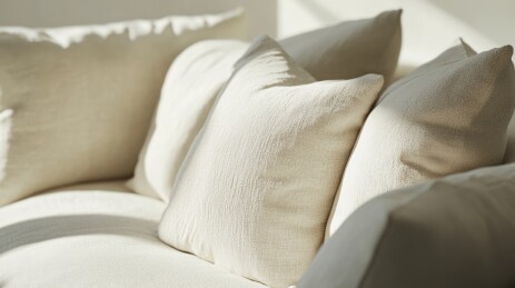 米白色沙发及靠枕