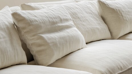 米色沙发上的靠枕