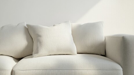 米色沙发与白色靠枕