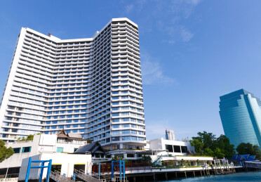 曼谷河畔豪华酒店与现代建筑