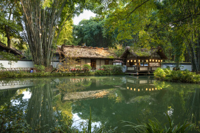 成都杜甫草堂草屋池塘竹林中式园林日落黄昏