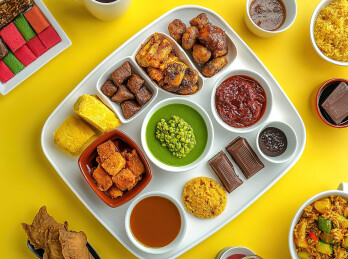 就在桌子上盘子里的食物的正上方