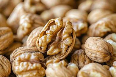 放在桌子上的食材与药品