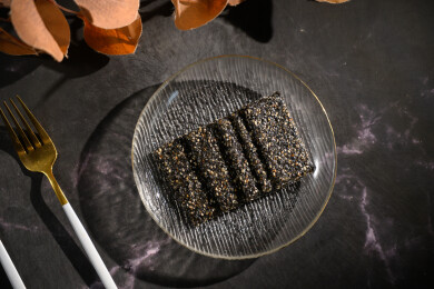 桌面上的盘子里的美味可口的黑芝麻糖