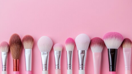 粉色背景排列的化妆刷