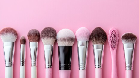粉色背景排列的化妆刷