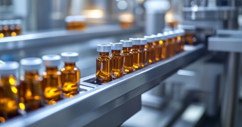 药瓶在传送带上的生产场景