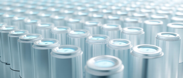 一排排整齐的铝罐