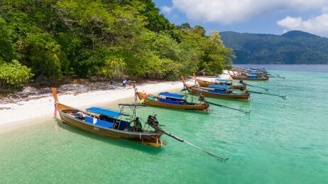 泰国丽贝岛海岸边停靠的长尾船