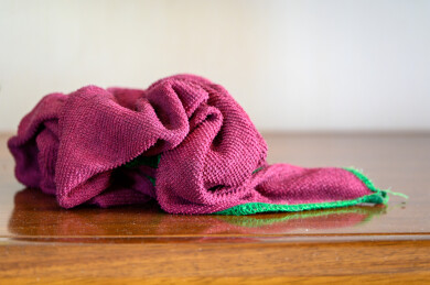 木桌上的紫红色抹布静物特写