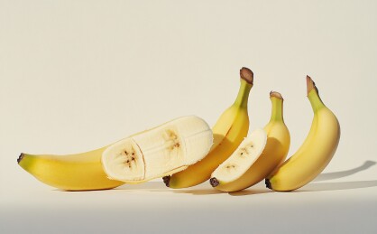 香蕉切半地板白背景