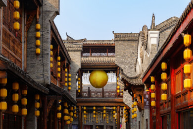 武汉园博园汉口里挂满红色灯笼的古建筑街区