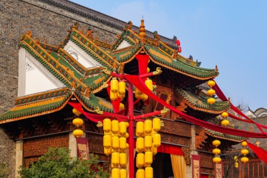 武汉园博园汉口里春晚取景地建筑挂满灯笼
