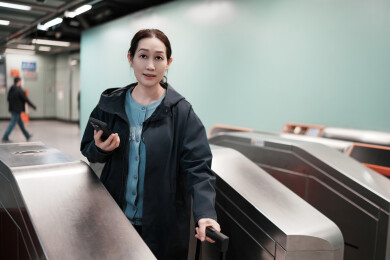 繁忙车站地铁旋转栅门前的现代城市旅行者