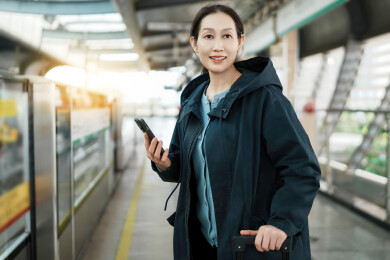 城市环境中火车站等待出发的旅客