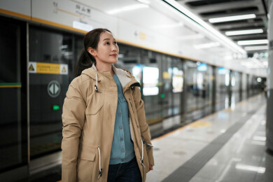 时尚通勤者在城市地铁站等待列车到达
