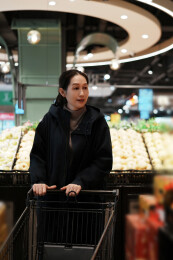 在现代杂货店享受愉快的购物体验