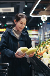 女人在杂货店挑选新鲜农产品