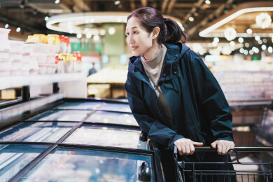 在现代杂货店享受愉快的购物体验