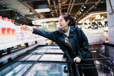 在现代杂货店享受愉快的购物体验