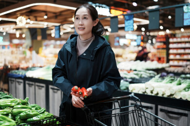 在杂货店挑选新鲜蔬菜的快乐购物者 拍摄时