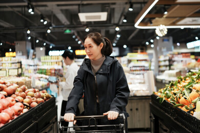 新鲜农产品和快乐购物者的现代杂货购物体验
