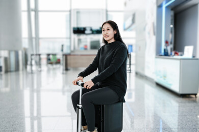 现代旅行者在机场航站楼享受创新行李