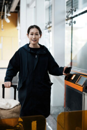 年轻女性在城市环境中使用公共交通旋转栅门
