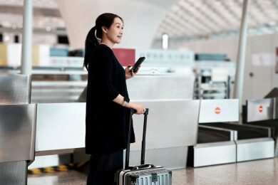 自信的旅客在机场托运行李