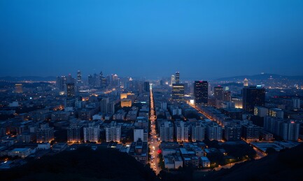 城市在灯火中苏醒