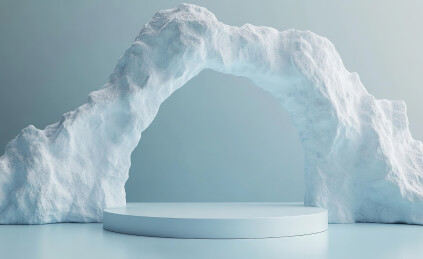 白色背景下溅水的特写镜头