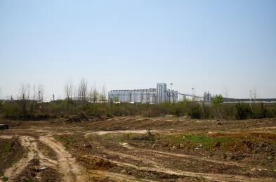 田野里储存散装谷物粮食的筒仓