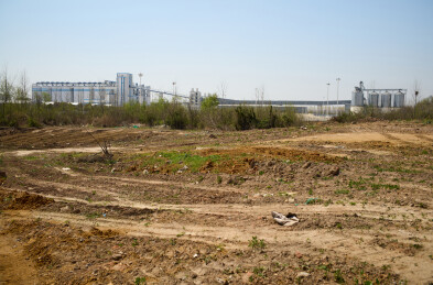 田野里储存散装谷物粮食的筒仓