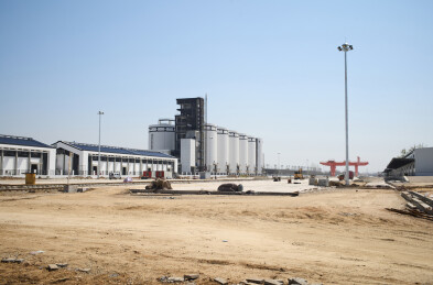 田野里储存散装谷物粮食的筒仓