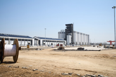 田野里储存散装谷物粮食的筒仓