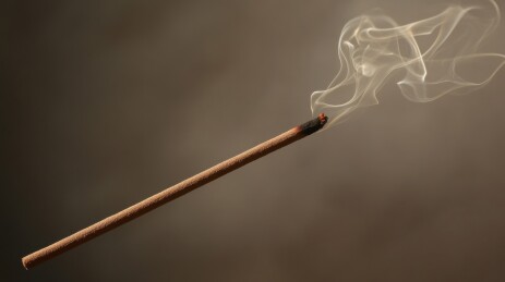 香燃烧产生的袅袅轻烟