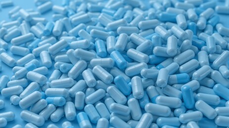 蓝色药丸散落一地