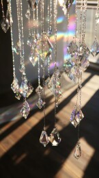 阳光下闪耀的水晶帘