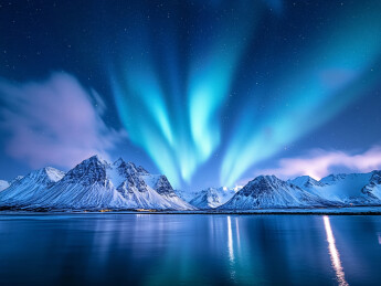 极光下的雪山湖泊