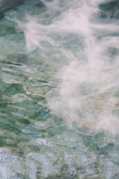 水雾中的锦鲤