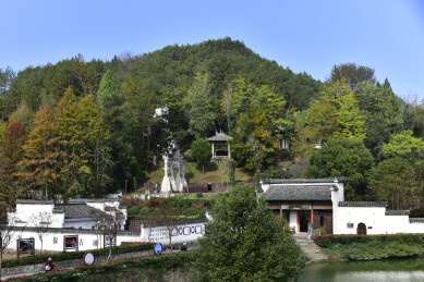安徽省黄山市徽派建筑群潜口民宅秋天的风景