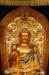 广州大佛寺金色如来佛像